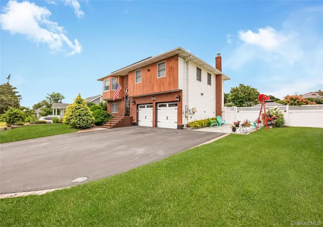 Photo 3 of Sale Pending at 17 E Lincoln Ave, Oyster Bay, NY 11758 | MLS# 1033212 | Listing updated on 2026-10-08