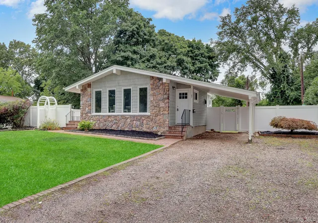 Photo 3 of Single family home for sale at 47 Hayrick Ln, Smithtown, NY 11725 | MLS# 1033244 | Listing updated on 2026-08-18