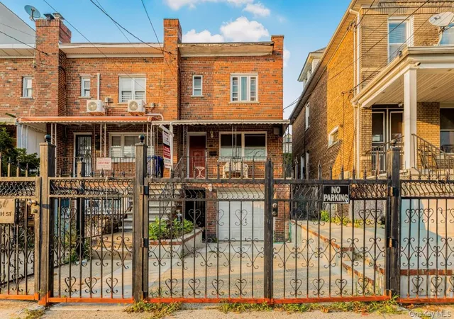 Photo 3 of Single family home for sale at 725 E 230th Street, New York, NY 10466 | MLS# 1033263 | Listing updated on 2026-08-17