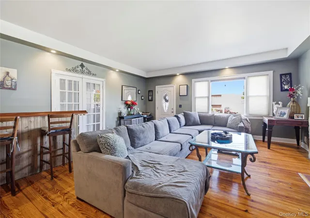 2nd image of 619 S 6th St, Babylon, NY 11757 | MLS# 1033268