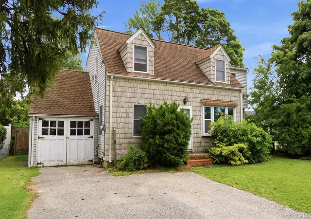 2nd image of 210 Greenlawn Ter, Babylon, NY 11726 | MLS# 1033347