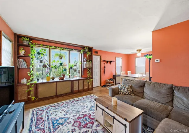 4th image of 210 Greenlawn Ter, Babylon, NY 11726 | MLS# 1033347