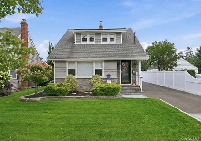 2nd image of 12 S Bay Ave, Babylon, NY 11701 | MLS# 1033369