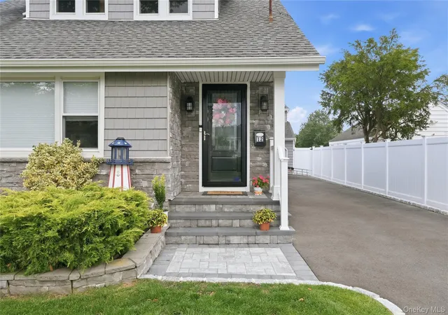 4th image of 12 S Bay Ave, Babylon, NY 11701 | MLS# 1033369
