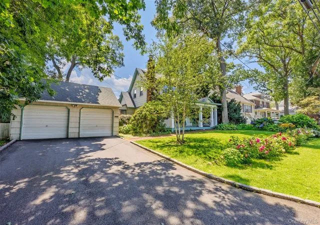 Photo 2 of Sale Pending at 84 Oak St, Huntington, NY 11768 | MLS# 1033372 | Listing updated on 2026-08-14