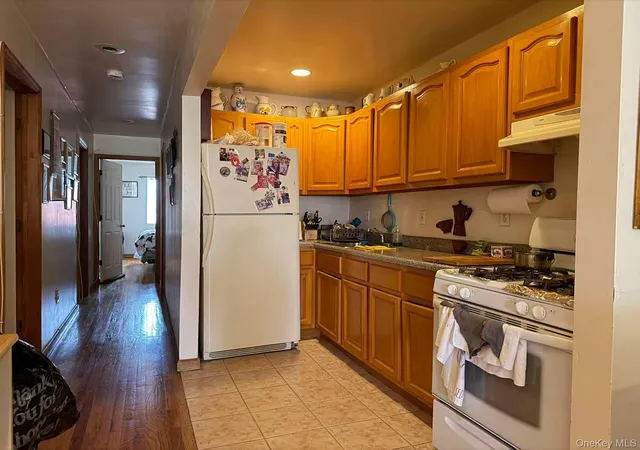 Listing Photo 4 - Condo for sale in building located at 94-81 218th St, New York, NY 11428