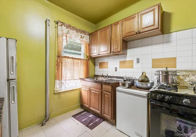 Listing Photo 4 - Condo for sale in building located at 849 E 219th St, New York, NY 10467