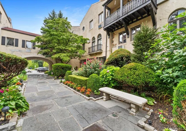 2nd image of 215 Middle Neck Rd #4-1A, North Hempstead, NY 11021 | MLS# 1033449