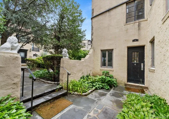 3rd image of 215 Middle Neck Rd #4-1A, North Hempstead, NY 11021 | MLS# 1033449