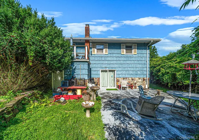 Photo 4 of Sale Pending at 8 Dartmouth Rd, Brookhaven, NY 11786 | MLS# 1033504 | Listing updated on 2026-08-26