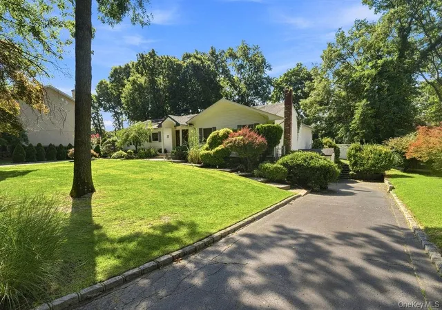 Photo 3 of Sale Pending at 22 Gemini Ln, Smithtown, NY 11767 | MLS# 1033550 | Listing updated on 2026-09-02