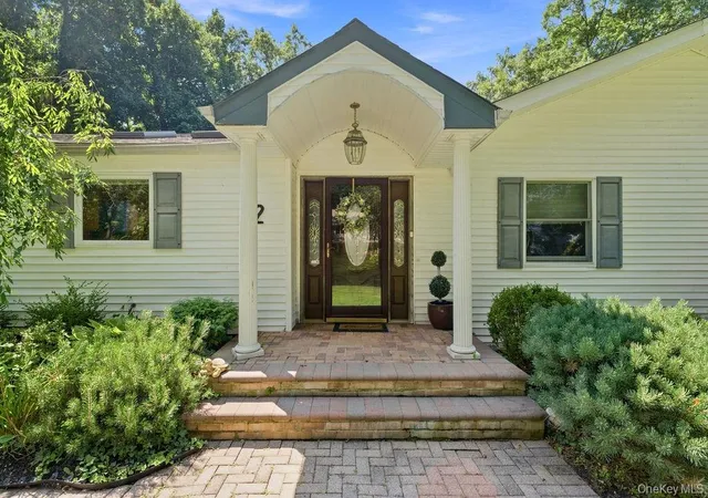 Photo 3 of Sale Pending at 22 Gemini Ln, Smithtown, NY 11767 | MLS# 1033550 | Listing updated on 2026-09-02