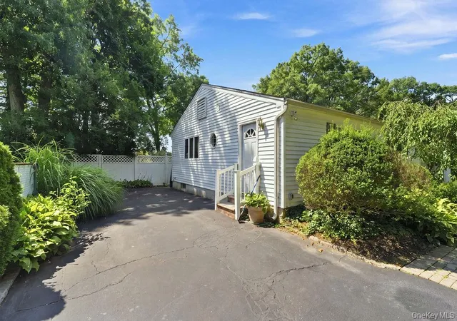 Photo 4 of Sale Pending at 22 Gemini Ln, Smithtown, NY 11767 | MLS# 1033550 | Listing updated on 2026-09-02