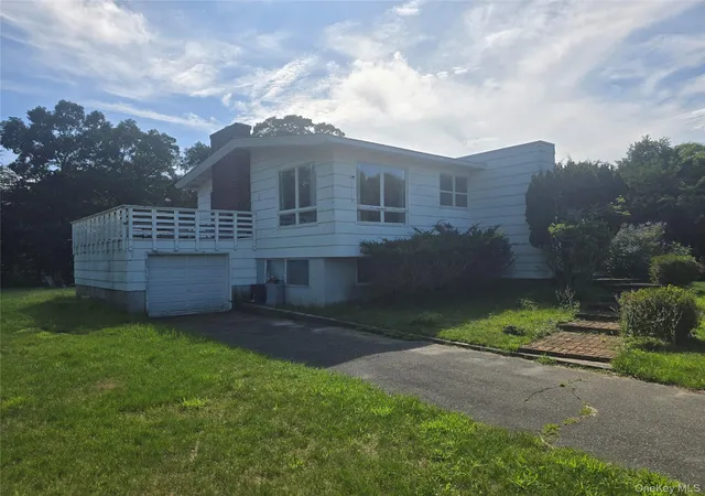 Single family home for sale at 14 Walker Ct, Southampton, NY 11942 | MLS# 1033626