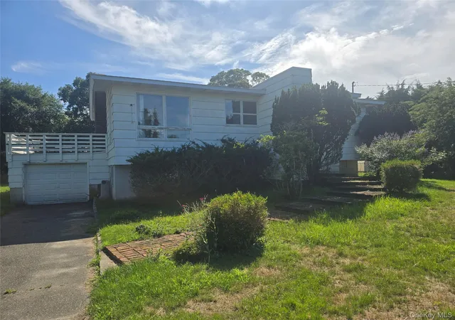 Photo 2 of Single family home for sale at 14 Walker Ct, Southampton, NY 11942 | MLS# 1033626 | Listing updated on 2026-08-07
