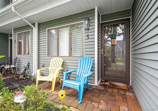 2nd image of 5 Jeremy Cir, Smithtown, NY 11767 | MLS# 1033652