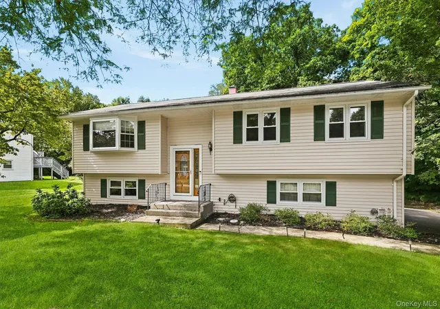 Photo 2 of Single family home for sale at 5 Mcgarrah Rd, Monroe, NY 10950 | MLS# 1033662 | Listing updated on 2026-08-28