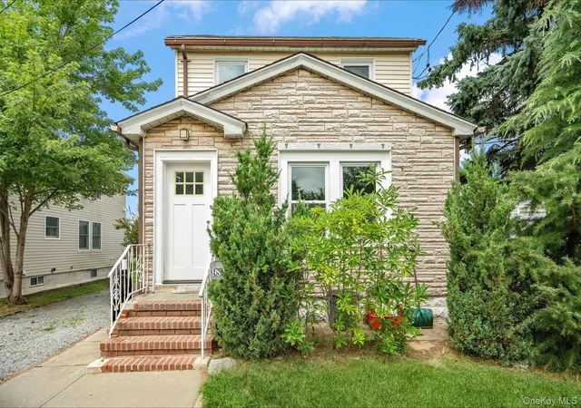 Photo 1 of Single family home for sale at 984 Maxwell St, Hempstead, NY 11010 | MLS# 1033687 | Listing updated on 2026-09-01