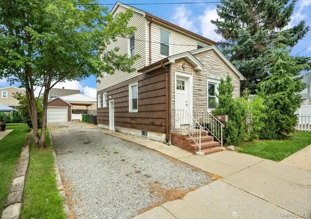 Photo 2 of Single family home for sale at 984 Maxwell St, Hempstead, NY 11010 | MLS# 1033687 | Listing updated on 2026-09-01
