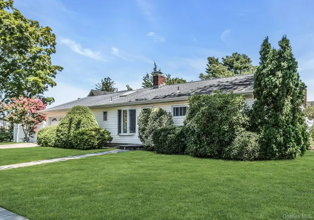Photo 2 of Sale Pending at 2 Arbor Rd, Oyster Bay, NY 11791 | MLS# 1033692 | Listing updated on 2026-08-18