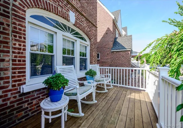 Photo 2 of Sale Pending at 516 W Market St, Long Beach, NY 11561 | MLS# 1033697 | Listing updated on 2026-09-04