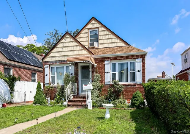 Single family home for sale at 7 Catherine Ct, Hempstead, NY 11003 | MLS# 1033732