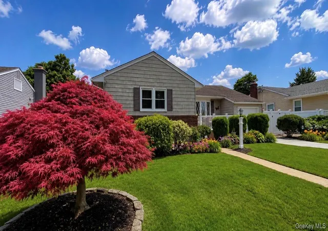 Photo 3 of Sale Pending at 32 Taylor Dr, Oyster Bay, NY 11735 | MLS# 1033769 | Listing updated on 2026-08-27
