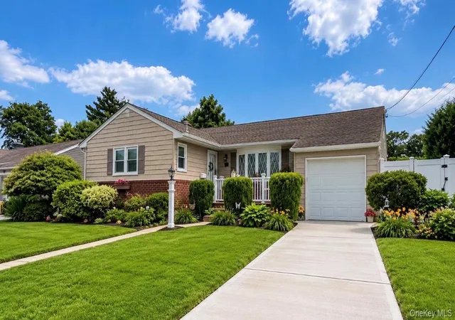 Photo 4 of Sale Pending at 32 Taylor Dr, Oyster Bay, NY 11735 | MLS# 1033769 | Listing updated on 2026-08-27