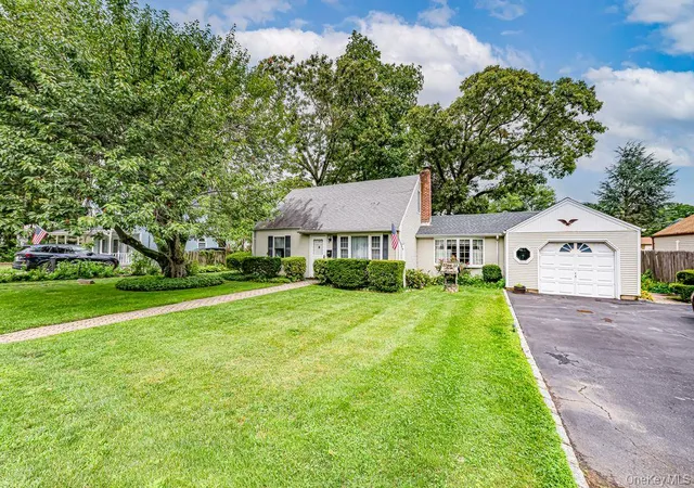 Photo 2 of Single family home for sale at 17 Eckert St, Huntington, NY 11746 | MLS# 1033789 | Listing updated on 2026-09-30