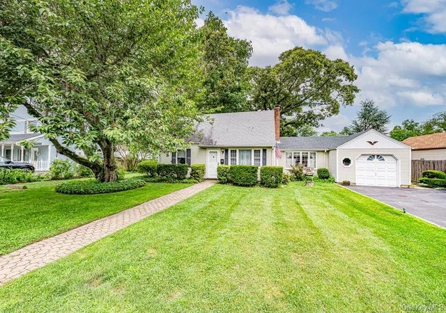 Photo 3 of Single family home for sale at 17 Eckert St, Huntington, NY 11746 | MLS# 1033789 | Listing updated on 2026-09-30