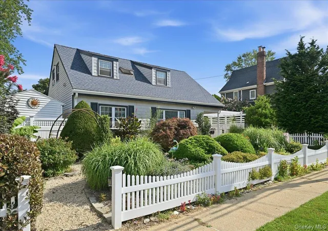 Photo 1 of Sale Pending at 25 Rhode Is Ave, Oyster Bay, NY 11758 | MLS# 1033792 | Listing updated on 2026-08-17