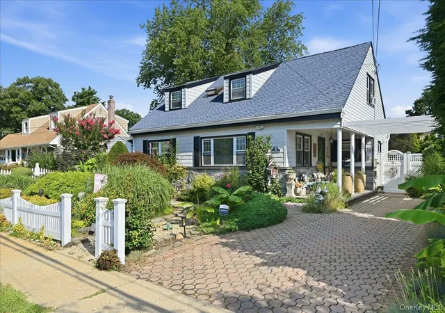 Photo 3 of Sale Pending at 25 Rhode Is Ave, Oyster Bay, NY 11758 | MLS# 1033792 | Listing updated on 2026-08-17