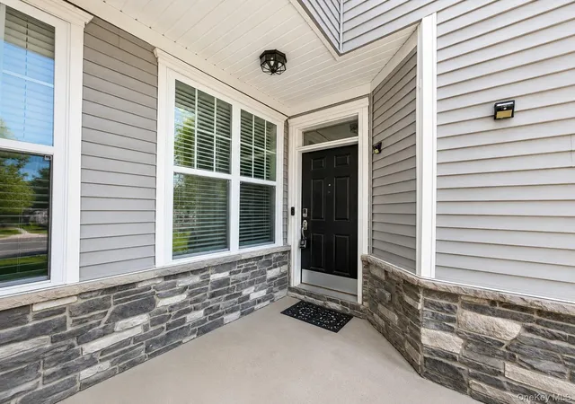 Photo 4 of Sale Pending at 37 Lindentree Ln, Middletown, NY 10940 | MLS# 1033808 | Listing updated on 2026-09-12