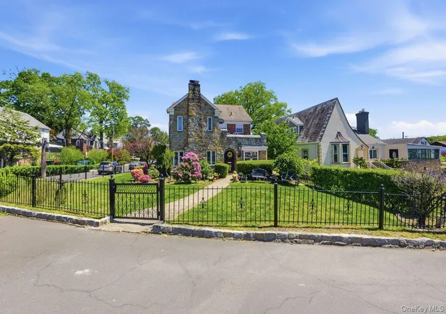 Photo 3 of Single family home for sale at 51 Cumberland Dr, Yonkers, NY 10704 | MLS# 1033881 | Listing updated on 2026-10-06