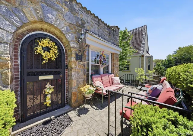 Photo 3 of Single family home for sale at 51 Cumberland Dr, Yonkers, NY 10704 | MLS# 1033881 | Listing updated on 2026-10-06