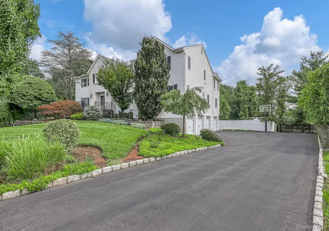 2nd image of 19 Lowell Dr, Clarkstown, NY 10956 | MLS# 1033900