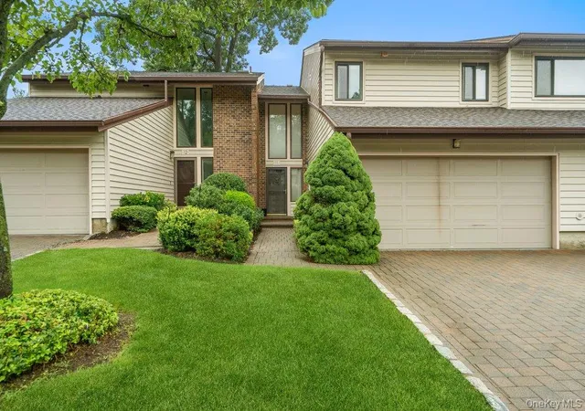 Condo for sale at 11 Maple Run Dr, Oyster Bay, NY 11753 | MLS# 1033921