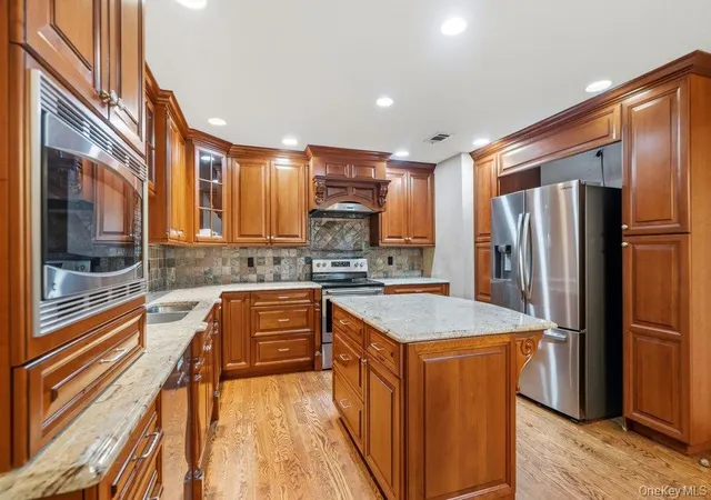 Photo 3 of Condo for sale at 11 Maple Run Dr, Oyster Bay, NY 11753 | MLS# 1033921 | Listing updated on 2026-10-04