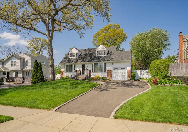Photo 3 of Single family home for sale at 43 Genesee Dr, Smithtown, NY 11725 | MLS# 1033951 | Listing updated on 2026-09-27