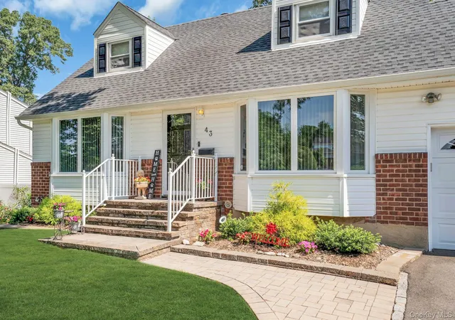 Photo 4 of Single family home for sale at 43 Genesee Dr, Smithtown, NY 11725 | MLS# 1033951 | Listing updated on 2026-09-27