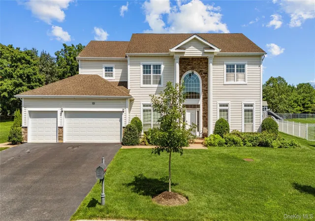 2nd image of 29 Hamlet Woods Dr, Smithtown, NY 11780 | MLS# 1033980