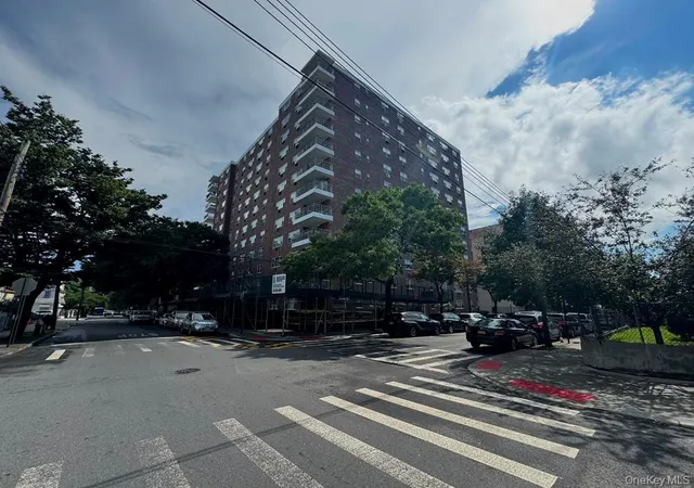 Listing Photo 2 - Condo for sale in building located at 8900 170Th St, New York, NY 11432 - Unit #7D