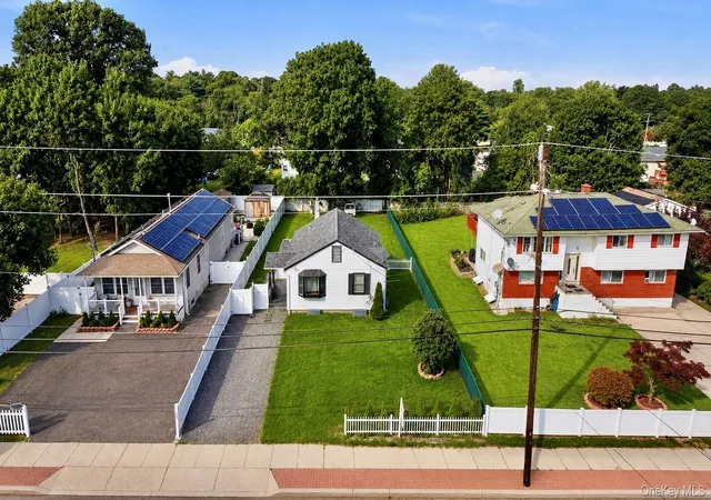 Photo 3 of Sale Pending at 187 Crooked Hl Rd, Islip, NY 11717 | MLS# 1034007 | Listing updated on 2026-09-17