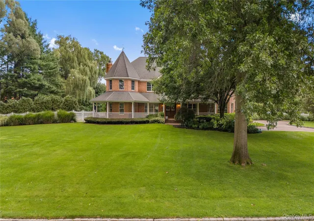 2nd image of 17 Hunt Ct, Oyster Bay, NY 11545 | MLS# 1034020