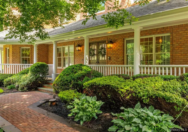 3rd image of 17 Hunt Ct, Oyster Bay, NY 11545 | MLS# 1034020
