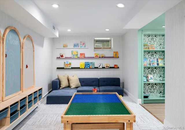Photo 4 of Sale Pending at 10 Wildwood Rd, Mamaroneck, NY 10538 | MLS# 1034061 | Listing updated on 2026-10-01