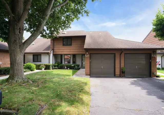 Photo 3 of Sale Pending at 121 Scarlett Dr, Smithtown, NY 11725 | MLS# 1034098 | Listing updated on 2026-08-26
