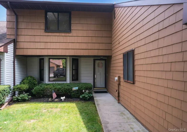 Listing Photo 4 - Condo for sale in building located at 121 Scarlett Dr, Smithtown, NY 11725
