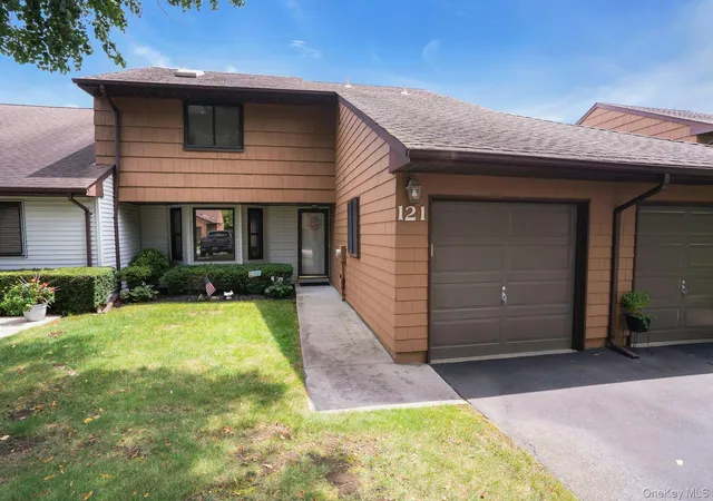 Listing Photo 5 - Condo for sale in building located at 121 Scarlett Dr, Smithtown, NY 11725