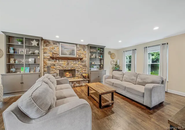 Photo 4 of Sale Pending at 8 Old Orchard Ct, Brookhaven, NY 11778 | MLS# 1034101 | Listing updated on 2026-09-12